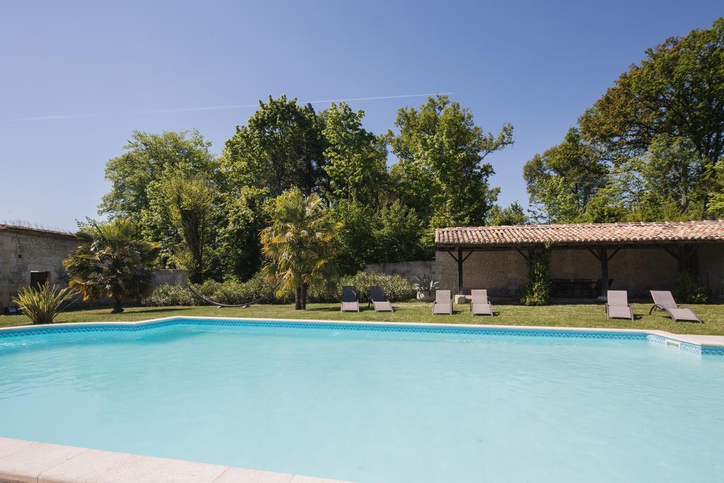 Chateau De Puyrigaud Bed and Breakfast Léoville Εξωτερικό φωτογραφία