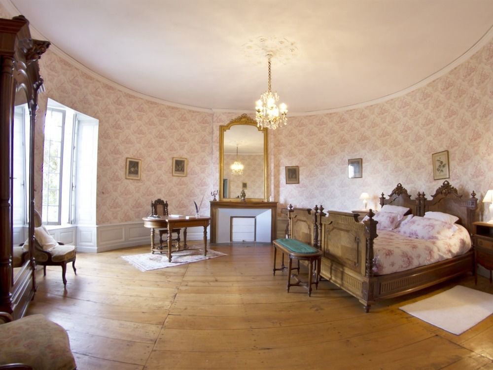 Chateau De Puyrigaud Bed and Breakfast Léoville Εξωτερικό φωτογραφία